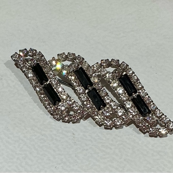 Unsigned Jewelry - Vintage Beautiful Art Deco  Black , clear crystal and Silver Rhinestone Brooch